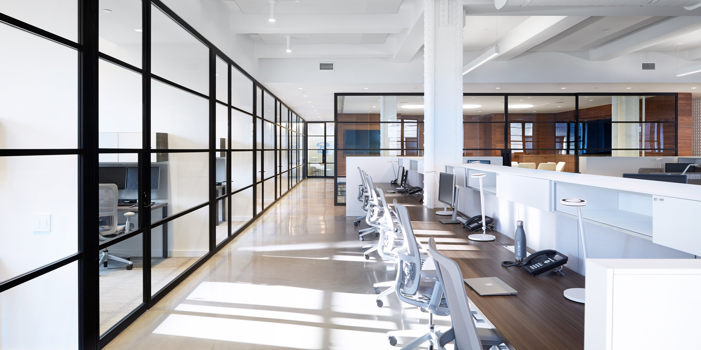 Space Reconfiguration using sliding stacking walls, swing doors, fixed panels | Acxiom Corporate Headquarters | Wide Opening Without Tracks on the Floor | Architect: Amy Lopez-Cepero Architects