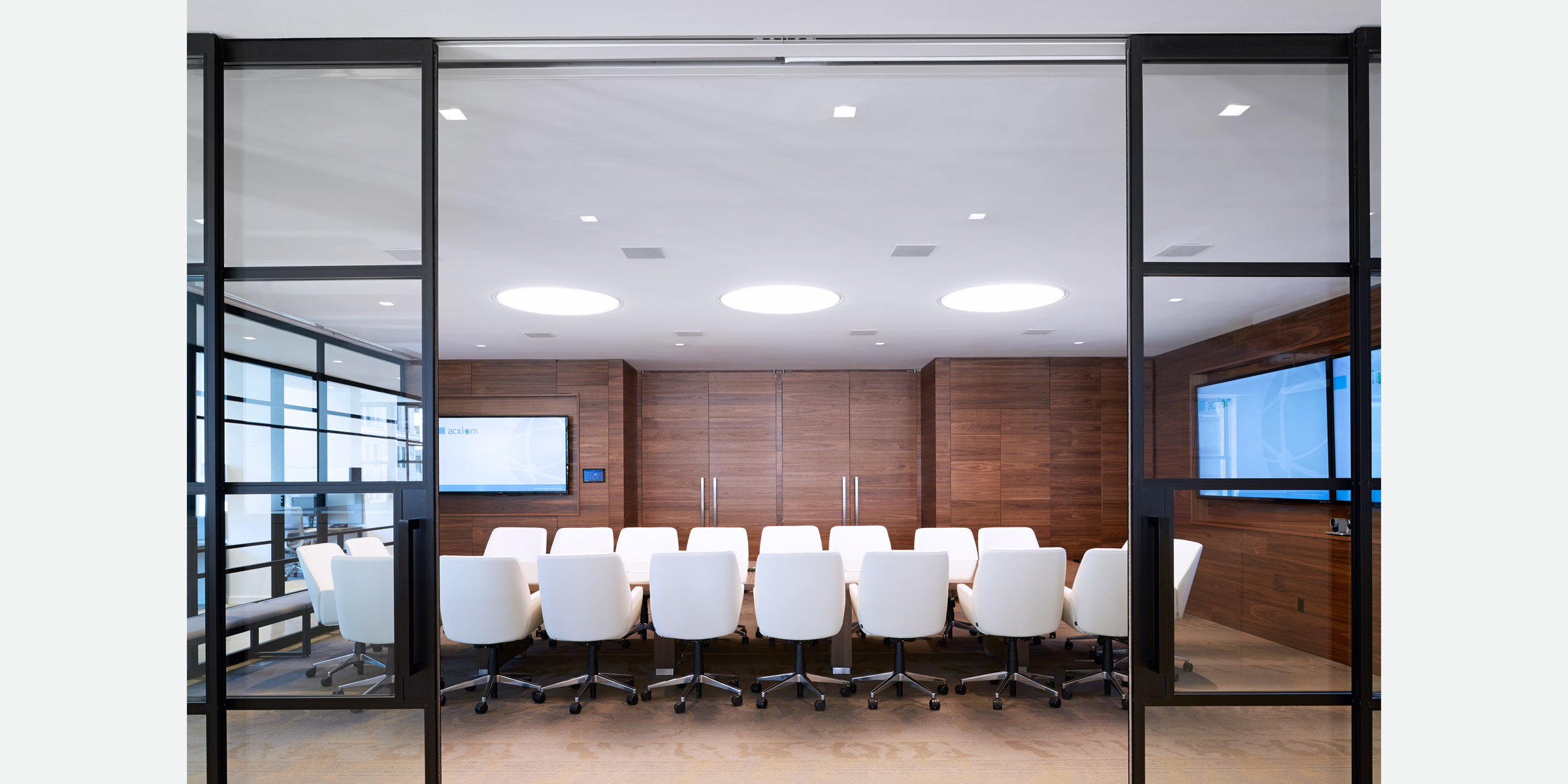 Conference room fixed panels, sliding doors | Acxiom Corporate Headquarters | Wide Opening Without Tracks on the Floor | Architect: Amy Lopez-Cepero Architects