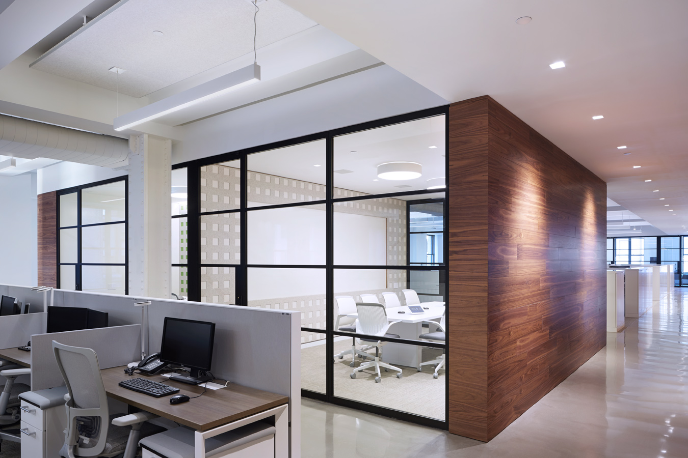 Space Reconfiguration using sliding stacking walls, swing doors, fixed panels | Acxiom Corporate Headquarters | Wide Opening Without Tracks on the Floor | Architect: Amy Lopez-Cepero Architects